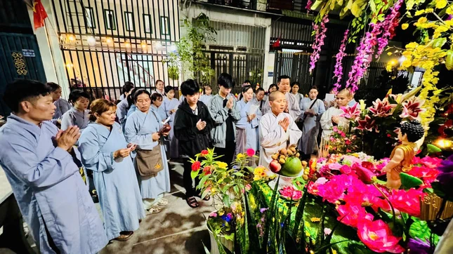 Chư Ni chùa Bồ Đề Đạo Tràng hướng dẫn khóa lễ Tắm Phật tại gia đình Phật tử Chư Ni chùa Bồ Đề Đạo Tràng hướng dẫn khóa lễ Tắm Phật tại gia đình Phật tử