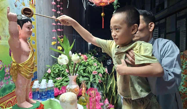 Hạnh phúc khi nay con được Tắm Phật Hạnh phúc khi nay con được Tắm Phật
