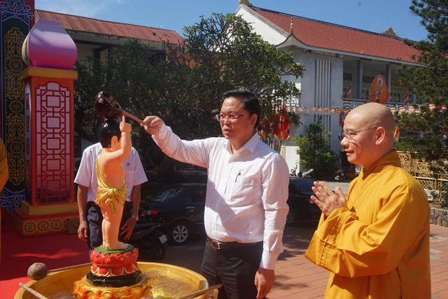 Ông Lê Ngọc Quang thực hiện nghi thức Tắm Phật Ông Lê Ngọc Quang thực hiện nghi thức Tắm Phật