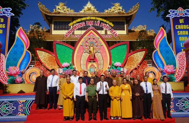 Lưu niệm tại lễ đài chính Ban Trị sự GHPGVN TP.Đà Nẵng - chùa Pháp Lâm Lưu niệm tại lễ đài chính Ban Trị sự GHPGVN TP.Đà Nẵng - chùa Pháp Lâm