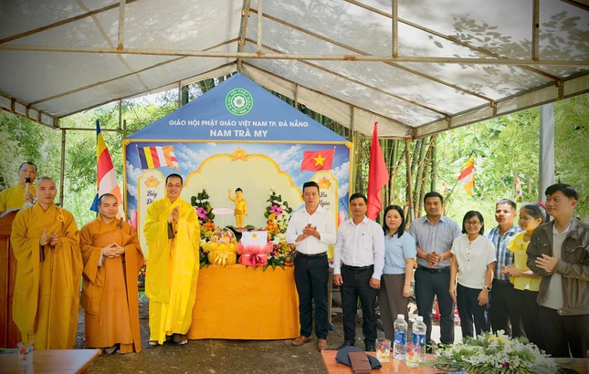 Lãnh đạo chính quyền xã Nam Trà My tặng quà chúc mừng Phật đản