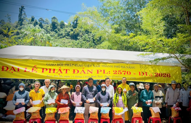 Tặng quà đến bà con địa phương nhân mùa Phật đản