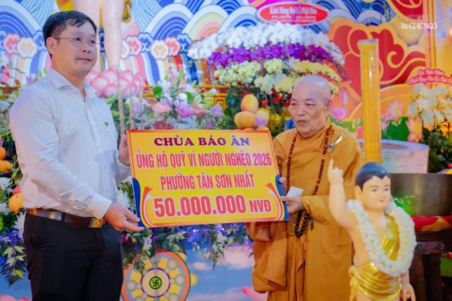 Hòa thượng Thích Minh Trí, viện chủ chùa Báo Ân trao tặng bảng tượng trưng ủng hộ Quỹ “Vì người nghèo” năm 2026 P.Tân Sơn Nhất 50 triệu đồng