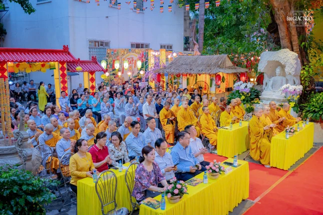 Chư tôn đức, chính quyền và đông đảo Phật tử tham dự
