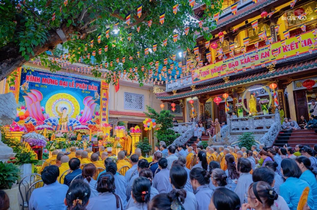Đại lễ Phật đản Phật lịch 2570 tại chùa Báo Ân do Phật giáo liên phường Tân Sơn Hòa, Tân Sơn Nhất, Tân Hòa, Bảy Hiền, Tân Bình và Tân Sơn tổ chức