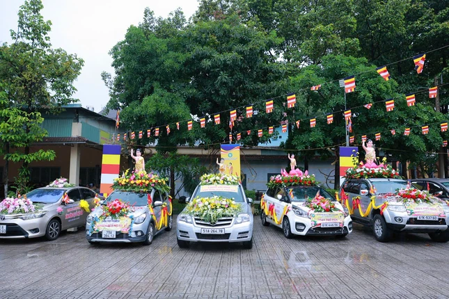 Các xe hoa đang được tập kết tại tổ đình Hội Khánh