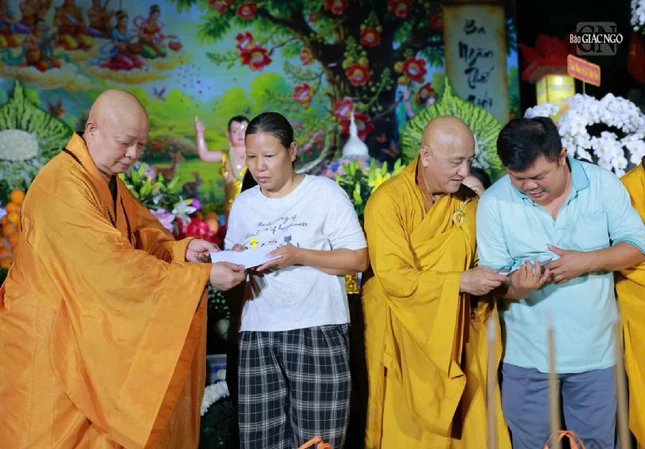 Tặng quà các gia đình có hoàn cảnh khó khăn trên địa bàn Bình Dương nhân mùa Phật đản Phật lịch 2570