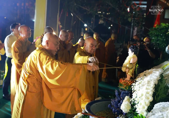 Chư tôn đức thực hiện khóa lễ Tắm Phật
