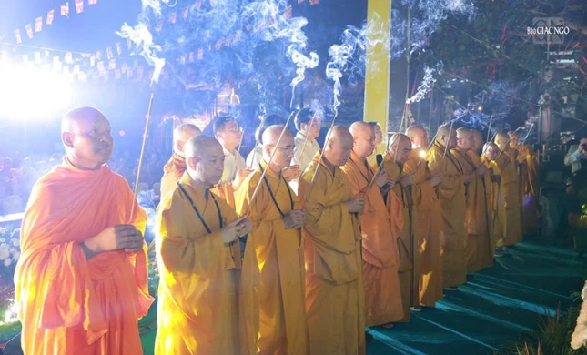 Dâng hương cúng dường
