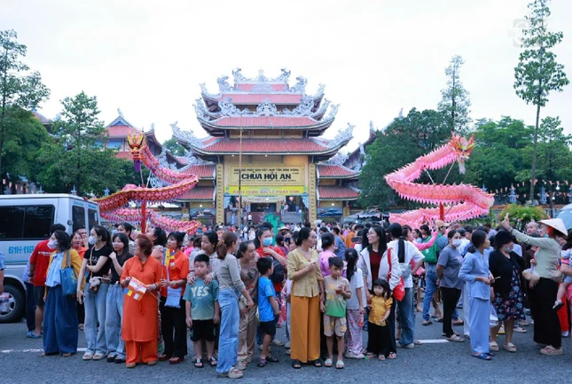 Đông đảo Phật tử tham dự Đại lễ Phật đản Phật lịch 2570 tại chùa Hội An (P.Bình Dương) do Ban Trị sự GHPGVN TP.HCM tổ chức