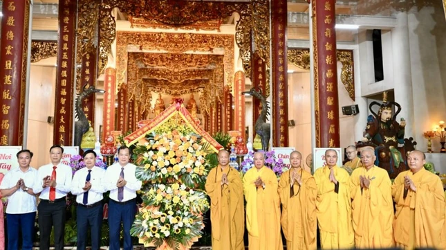 Lãnh đạo chính quyền tỉnh Ninh Bình tặng hoa chúc mừng nhân Đại lễ Phật đản