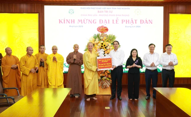 Tặng quà chúc mừng