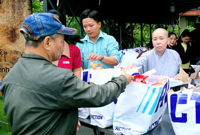 Chia sẻ đến người dân khó khăn nhân mùa Phật đản