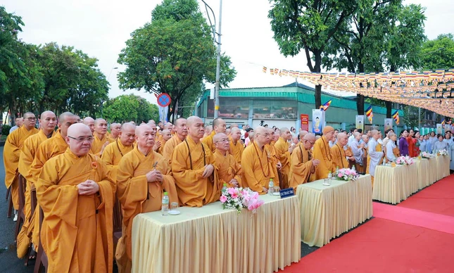 Chư tôn đức, đại biểu cử hành lễ chào Quốc kỳ, Đạo kỳ