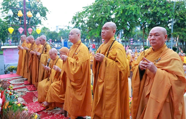 Chư tôn đức dâng hương cúng dường