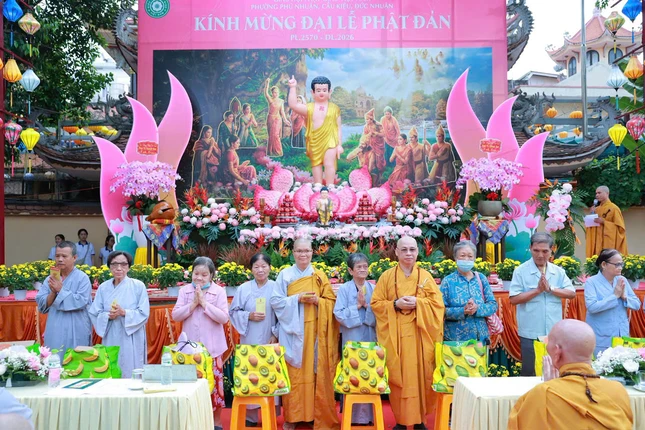 Tặng quà đến các hoàn cảnh khó khăn trên địa bàn nhân mùa Phật đản