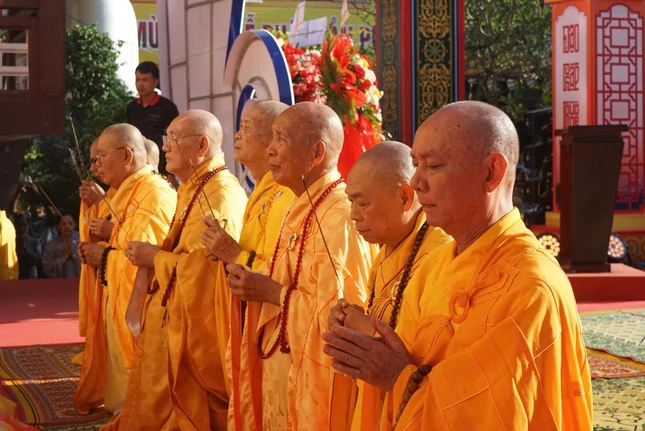 Chư tôn đức dâng hương cúng dường kính mừng ngày khánh đản