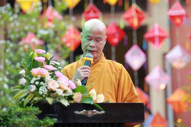 Thượng tọa Thích Tâm Minh, trụ trì thiền viện Vạn Hạnh thuyết pháp