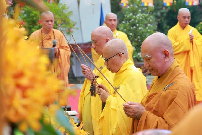Chư tôn đức niêm hương bạch Phật