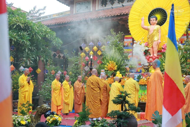 Trang nghiêm khóa lễ kính mừng Phật đản tại lễ đài khuôn viên thiền viện Vạn Hạnh
