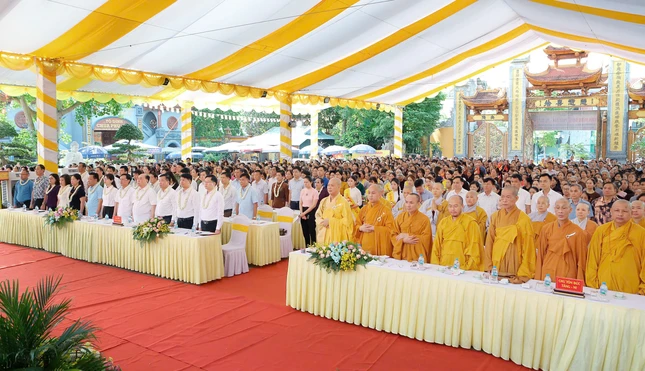 Chư tôn đức, đại biểu thực hiện nghi thưc chào Quốc kỳ, Đạo kỳ