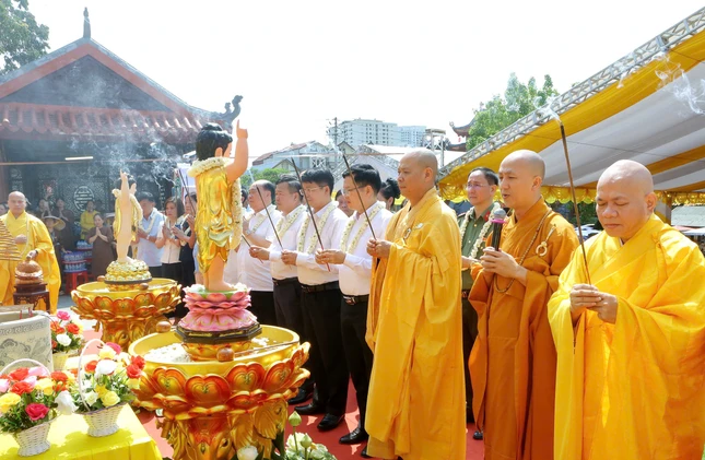Nghi thức dâng hương cúng dường Phật đản