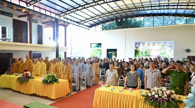 Chư tôn đức, đại biểu tham dự thực hiện nghi thức chào Quốc kỳ, Đạo kỳ Chư tôn đức, đại biểu tham dự thực hiện nghi thức chào Quốc kỳ, Đạo kỳ