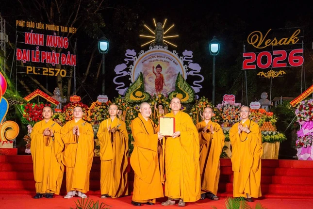Thượng tọa Thích Thanh Phú - Trưởng ban cùng các thành viên Ban Đại diện Phật giáo liên phường Tam Điệp đón nhận quyết định chuẩn y nhân sự từ Thượng tọa Thích Trí Như - Phó Trưởng ban Trị sự GHPGVN tỉnh Ninh Bình, tại chùa Quang Sơn Thượng tọa Thích Thanh Phú - Trưởng ban cùng các thành viên Ban Đại diện Phật giáo liên phường Tam Điệp đón nhận quyết định chuẩn y nhân sự từ Thượng tọa Thích Trí Như - Phó Trưởng ban Trị sự GHPGVN tỉnh Ninh Bình, tại chùa Quang Sơn