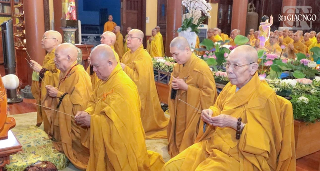 Chư tôn đức niêm hương