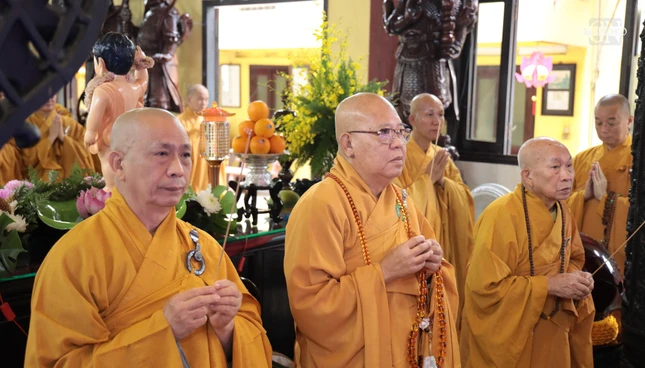 Chư tôn đức niêm hương bạch Phật
