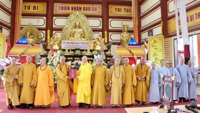 Hòa thượng Thích Tâm Thiệu - Chứng minh Ban Trị sự GHPGVN tỉnh Ninh Bình trao quyết định chuẩn y nhân sự Ban Đại diện Phật giáo liên xã Hải Hậu, nhiệm kỳ 2026-2031, tại chùa Phúc Sơn Hòa thượng Thích Tâm Thiệu - Chứng minh Ban Trị sự GHPGVN tỉnh Ninh Bình trao quyết định chuẩn y nhân sự Ban Đại diện Phật giáo liên xã Hải Hậu, nhiệm kỳ 2026-2031, tại chùa Phúc Sơn