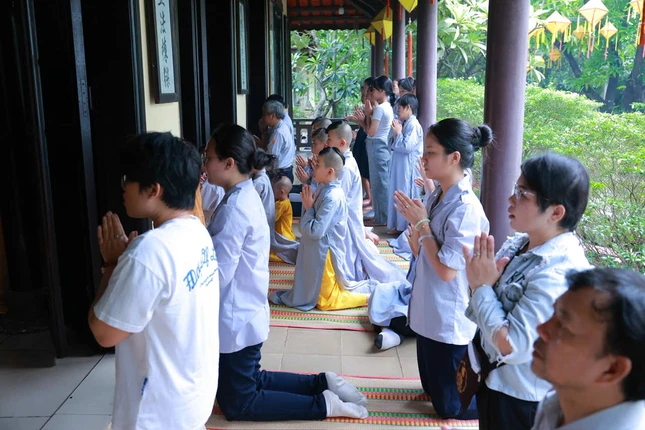 Đông đảo Phật tử về tham dự lễ tưởng niệm