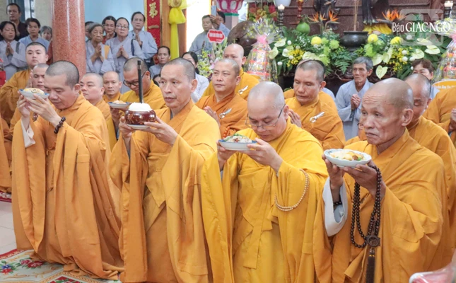 Môn đồ pháp quyến dâng phạn thực cúng dường