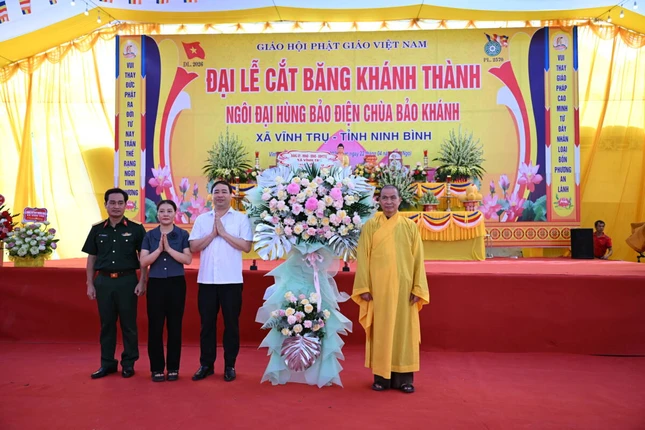 Lãnh đạo chính quyền tặng hoa chúc mừng Lãnh đạo chính quyền tặng hoa chúc mừng