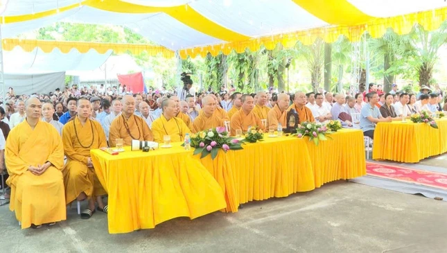 Chư tôn đức, đại biểu tham dự lễ động thổ xây dựng đại hùng bảo điện chùa Hạ tại chùa Trinh Sơn Chư tôn đức, đại biểu tham dự lễ động thổ xây dựng đại hùng bảo điện chùa Hạ tại chùa Trinh Sơn