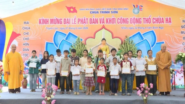 Tặng quà các em học sinh có hoàn cảnh khó khăn trên địa bàn Tặng quà các em học sinh có hoàn cảnh khó khăn trên địa bàn