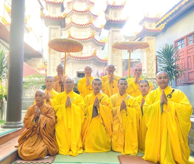 Lưu niệm trước bảo tháp Hòa thượng Thích Từ Hoa tại chùa Huệ Quang