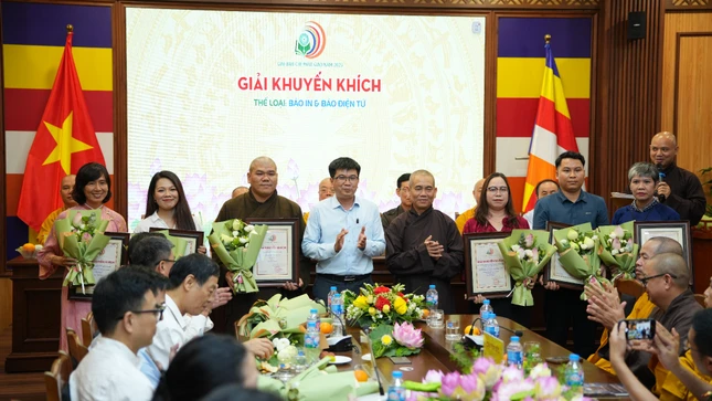 Đại diện Báo Giác Ngộ và các tác giả nhận giải khuyến khích thể loại Báo in - Báo điện tử Đại diện Báo Giác Ngộ và các tác giả nhận giải khuyến khích thể loại Báo in - Báo điện tử