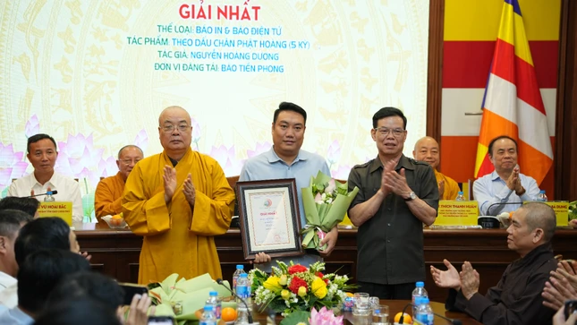 Trao giải nhất thể loại Báo in - Báo điện tử đến nhóm tác giả báo Tiền Phong với tác phẩm Theo dấu chân Phật hoàng Trao giải nhất thể loại Báo in - Báo điện tử đến nhóm tác giả báo Tiền Phong với tác phẩm Theo dấu chân Phật hoàng