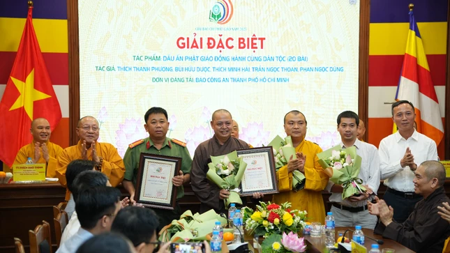 Trao giải đặc biệt đến nhóm tác giả Ban Chuyên đề - Công an TP.HCM với loạt bài Dấu ấn Phật giáo đồng hành cùng dân tộc Trao giải đặc biệt đến nhóm tác giả Ban Chuyên đề - Công an TP.HCM với loạt bài Dấu ấn Phật giáo đồng hành cùng dân tộc