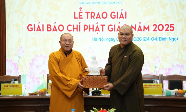 Đại đức Thích Nguyên Tài thay mặt Thượng tọa Thích Tâm Hải, Tổng Biên tập Báo Giác Ngộ tặng quà đến Ban Tổ chức Giải báo chí Phật giáo năm 2025 Đại đức Thích Nguyên Tài thay mặt Thượng tọa Thích Tâm Hải, Tổng Biên tập Báo Giác Ngộ tặng quà đến Ban Tổ chức Giải báo chí Phật giáo năm 2025