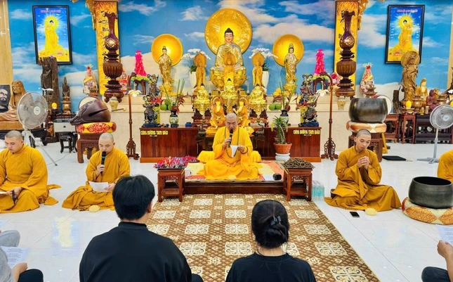 Chư Tăng thực hiện nghi thức cầu nguyện