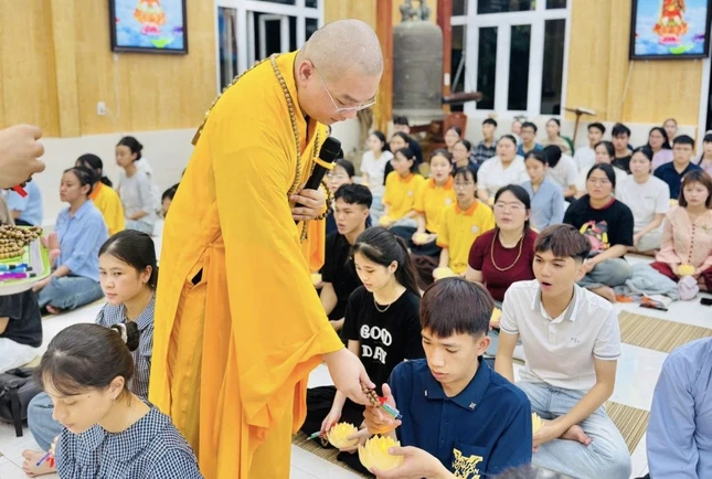 Tặng quà khích lệ tinh thần