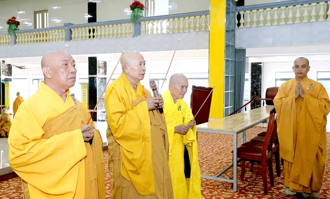 Chư tôn đức niêm hương bạch Phật Chư tôn đức niêm hương bạch Phật