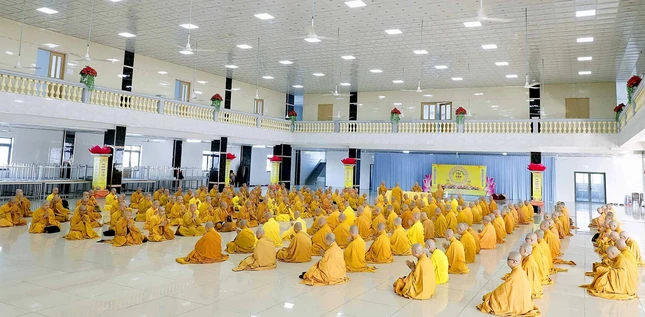 Chư Tăng trang nghiêm thính giới Chư Tăng trang nghiêm thính giới