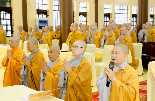 Chư tôn đức Ni cử hành lễ Bố-tát Chư tôn đức Ni cử hành lễ Bố-tát