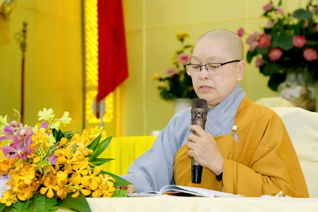 Ni trưởng Thích nữ Tịnh Diệu thuyết giới đến đại chúng Ni Ni trưởng Thích nữ Tịnh Diệu thuyết giới đến đại chúng Ni