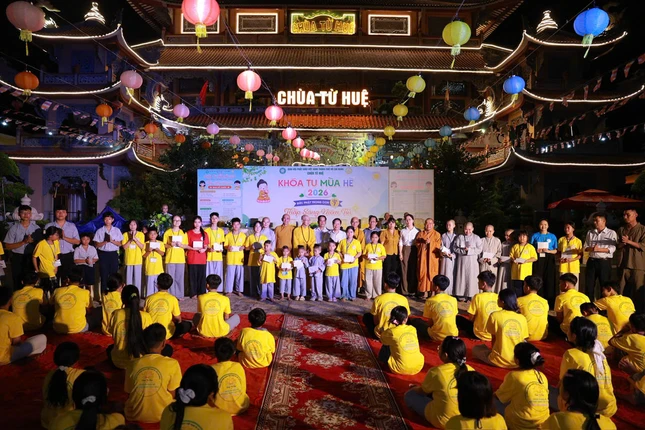 Tặng quà đến các em học sinh có hoàn cảnh khó khăn tại địa phương Tặng quà đến các em học sinh có hoàn cảnh khó khăn tại địa phương