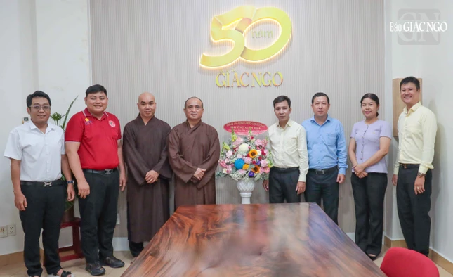 Lãnh đạo chính quyền phường Xuân Hòa tặng hoa chúc mừng Báo Giác Ngộ nhân ngày Ngày Báo chí Việt Nam 21-6