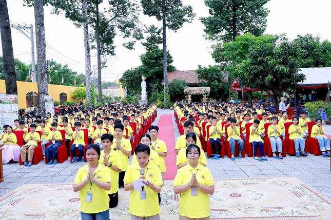 Phật tử Khưu Triệu Mẫn đại diện hơn 300 em khóa sinh tham dự khóa tu mùa hè năm 2026 đối trước chư tôn đức dâng lời phát nguyện Phật tử Khưu Triệu Mẫn đại diện hơn 300 em khóa sinh tham dự khóa tu mùa hè năm 2026 đối trước chư tôn đức dâng lời phát nguyện